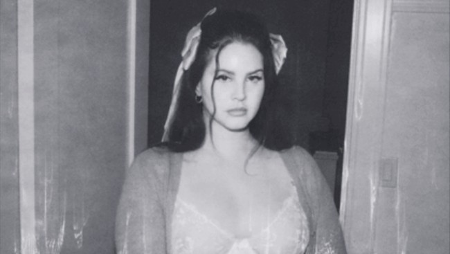 Lana Del Rey kejutkan fan dengan artwork baru yang menampilkannya topless, serta jadwal rilis baru untuk album Ocean Blvd.