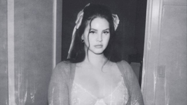 Lana Del Rey Kejutkan Fan dengan Artwork Baru Album Ocean Blvd Lana Del Rey kejutkan fan dengan artwork baru yang menampilkannya topless, serta jadwal rilis baru untuk album Ocean Blvd.