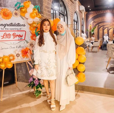 Keberadaan Misterius Sang Ibu di Pernikahan Larissa Chou