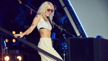 Lirik Lagu Flowers - Miley Cyrus