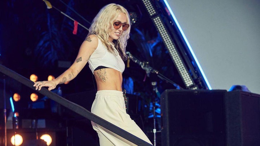 Lirik Lagu Flowers - Miley Cyrus Lirik Lagu Flowers - Miley Cyrus