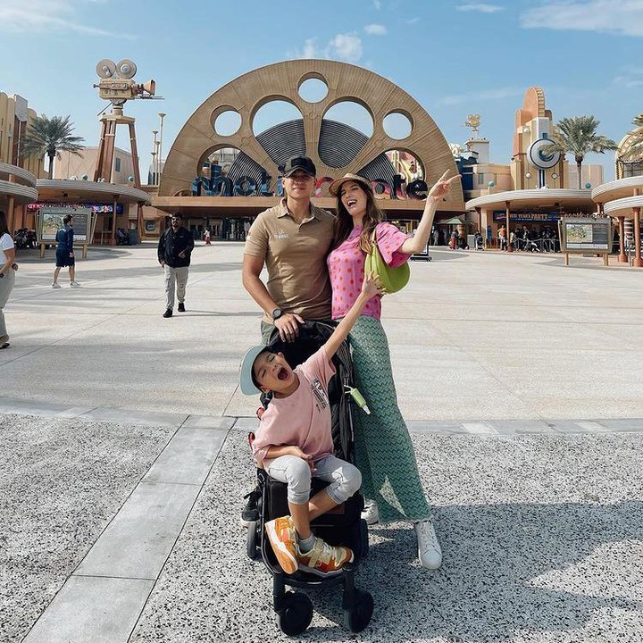 <p>Aktris dan model cantik Mikaila Patritz tengah menikmati babymoon di Dubai, Bunda. Mikaila pergi babymoon ditemani suaminya Muhammad Fardhan, dan putra semata wayangnya Arupakala. (Foto: Instagram @mikailapatritz)</p>