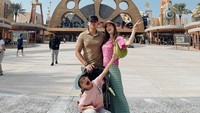 <p>Aktris dan model cantik Mikaila Patritz tengah menikmati babymoon di Dubai, Bunda. Mikaila pergi babymoon ditemani suaminya Muhammad Fardhan, dan putra semata wayangnya Arupakala. (Foto: Instagram @mikailapatritz)</p>