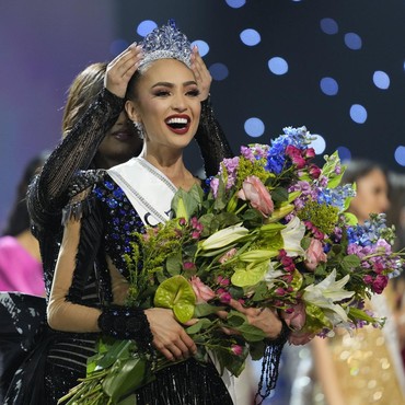 7 Potret Kemenangan R'Bonney Gabriel Jadi Miss Universe 2022