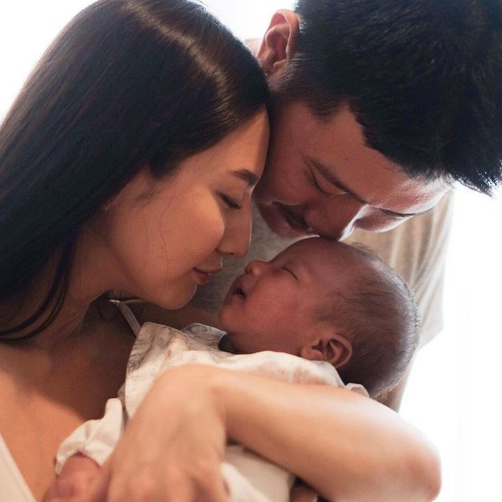 <p>Di potret lainnya, Nadia mengunggah foto dirinya dan sang putra bersama suami, Mikael Mirdad. Ketiganya kompak mengenakan baju berwarna putih. (Foto: Instagram @nadsap)</p>