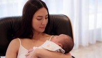 5 Potret Nadia Saphira Gendong Anak Pertama, Dipuji Cantik Sejak Dahulu