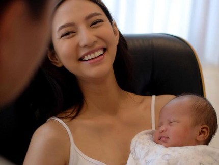 Terpopuler: Inspirasi Nama Jawa Kuno - Potret Nadia Saphira Gendong Anak Pertama