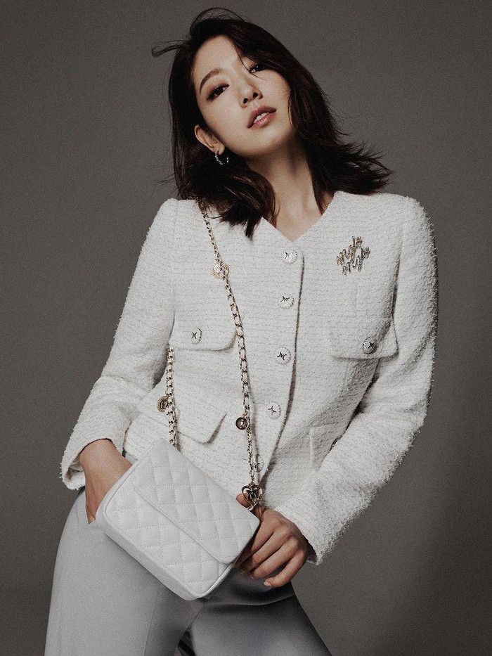 Didominasi dengan outfit serta fashion item berwarna hitam, putih, hingga abu-abu, perempuan kelahiran tahun 1990 tampak chic dan classy./ Foto: instagram.com/mojo.s.phine