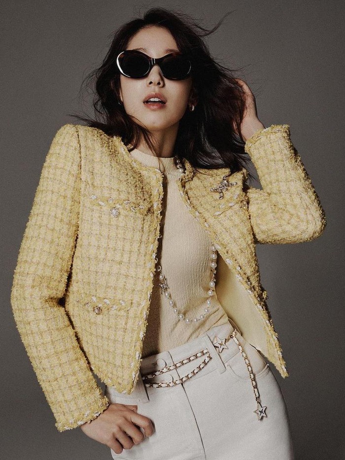 Tak hanya tampil dengan gaya monokrom, Park Shin Hye juga tampil cerah dalam balutan outfit berwarna putih dan kuning, serta sunglasses yang membuat penampilannya makin standout. Setuju nggak, Beauties?/ Foto: instagram.com/mojo.s.phine