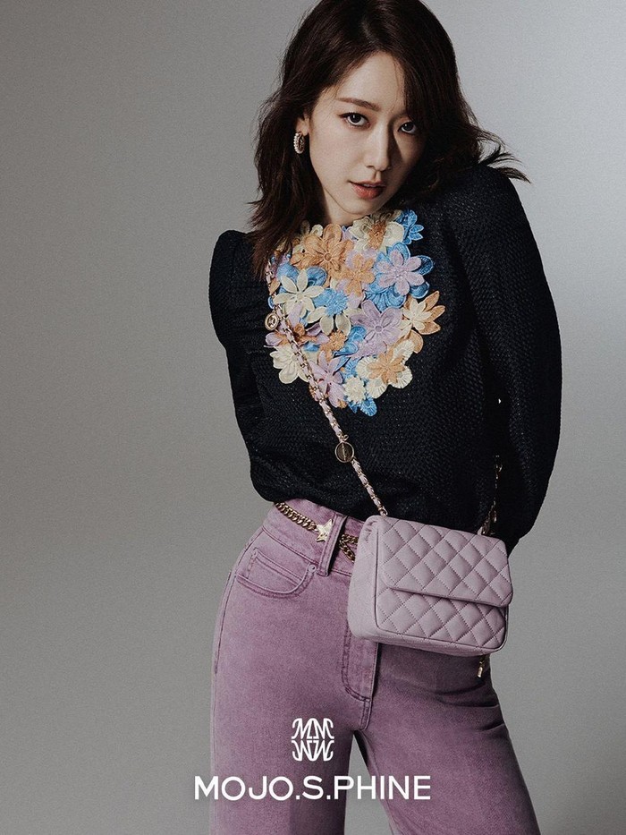 Park Shin Hye tampil memesona dengan berbagai gaya modis dan tubuhnya yang tampak langsing usai melahirkan anak pertamanya pada Mei 2022 lalu, Beauties./ Foto: instagram.com/mojo.s.phine