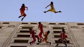 FOTO: Menari Melawan Gravitasi di Langit Chile