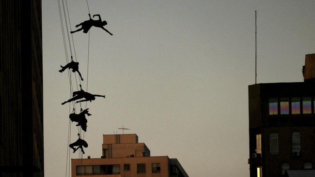 FOTO: Menari Melawan Gravitasi di Langit Chile