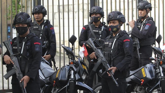 Kasat Samapta Polres Malang AKP Bambang Sidik Achmadi disebut memerintahkan penembakan gas air mata menggunakan flashball ke arah suporter di Kanjuruhan.
