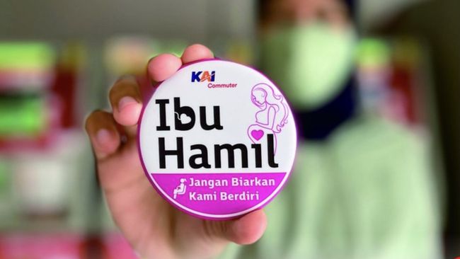 Pin khusus ibu hamil untuk penumpang kereta rel listrik (KRL) dijual bebas di sejumlah marketplace.