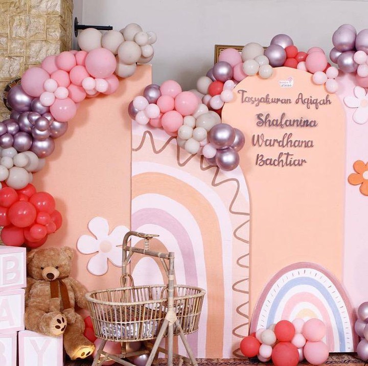 <p>Dekorasi akikah Shafanina Wardhana Bachtiar terlihat sangat cantik. Tedapat balon dengan berbagai macam warna dan keranjang bayi dari rotan. (Foto: Instagram: @tasyakamila)</p>