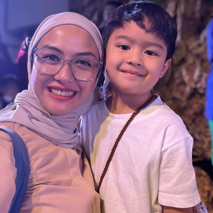 <p>Bunda, kita doakan agar Rajendra tumbuh menjadi anak sehat dan selalu mendapatkan keberkahan dalam hidupnya, ya. (Foto: Instagram: @vatemat)</p>