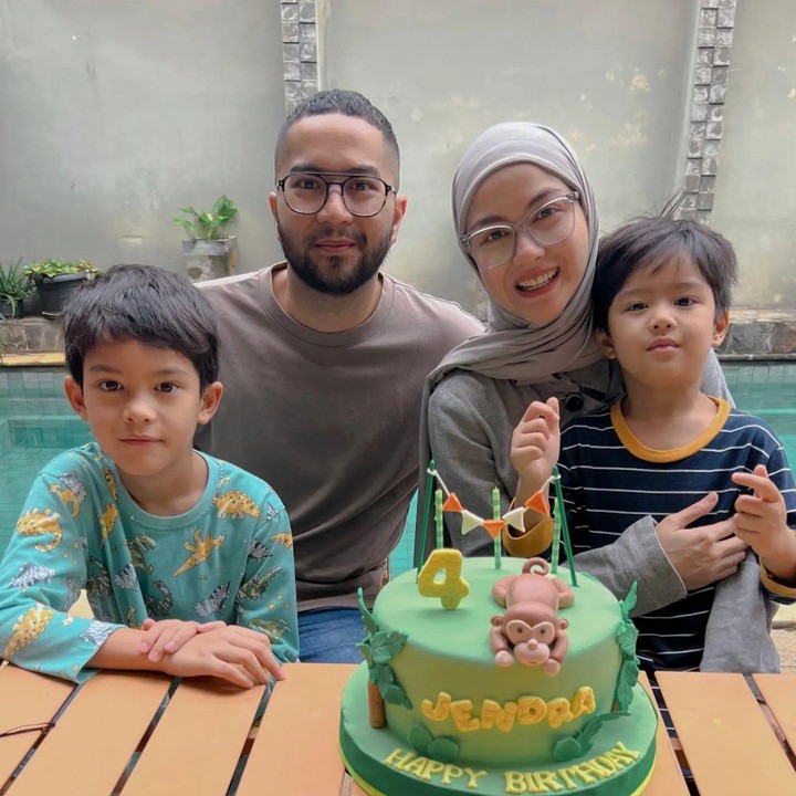 <p>Banyak netizen yang turut mengucapkan selamat untuk Rajendra nih, Bunda. Mereka berharap Si Bungsu tumbuh menjadi anak yang pintar dan sholeh. (Foto: Instagram: @vatemat)</p>