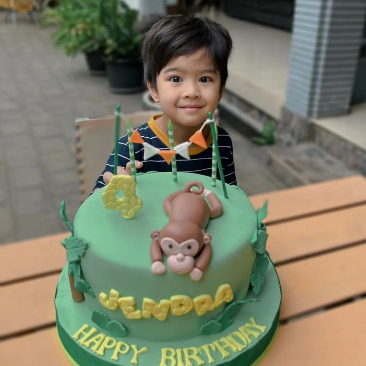 <p>Wanita 37 tahun ini turut mengabadikan momen membahagiakan ini pada laman Instagram-nya. Rajendra terlihat sangat bahagia dengan kue ulang tahun yang ia dapatkan. (Foto: Instagram: @vatemat)</p>