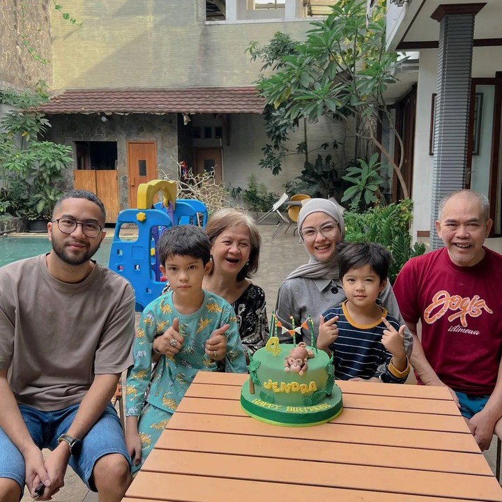 <p>Revalina pun mengadakan perayaan secara kecil-kecilan dan sederhana. Perayaan ini turut dihadiri oleh kedua orang tua Revalina. (Foto: Instagram: @vatemat)</p>