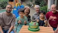 <p>Revalina pun mengadakan perayaan secara kecil-kecilan dan sederhana. Perayaan ini turut dihadiri oleh kedua orang tua Revalina. (Foto: Instagram: @vatemat)</p>