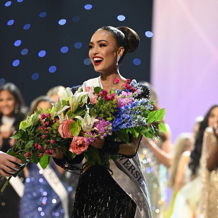 <p>R'Bonney Gabriel berhasil menjadi pemenang Miss Universe 2022, Bunda. Kontestan dari Amerika Serikat (AS) ini dimahkotai secara langsung oleh Miss Universe tahun sebelumnya, Harnaaz Sandhu. (Foto: Instagram @rbonneynola)<br /><br /><br /></p>