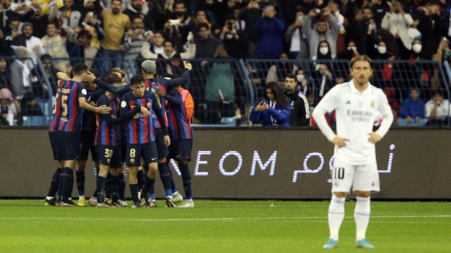Barcelona menjadi juara Piala Super Spanyol usai berhasil membantai Real Madrid 3-1 pada laga final, Minggu (16/1) dini hari WIB.