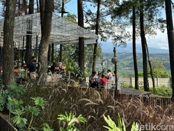 Hangout Sambil Nikmati Pemandangan 2 Gunung di Cafe Pasir Angin Pass, Bogor