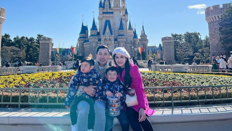 Sandra Dewi dan Keluarga Berlibur ke Disneyland Tokyo Sandra Dewi dan Keluarga Berlibur ke Disneyland Tokyo