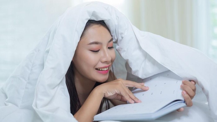 Sederet Manfaat Membaca Buku Sebelum Tidur yang Sayang Dilewatkan, Bisa Jadi Kebiasaan Baik Baru Nih!