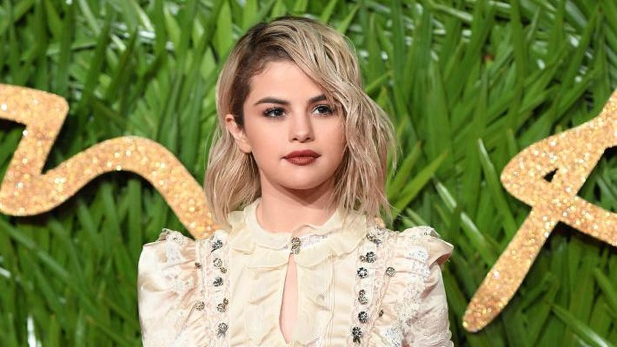 LONDON, ENGLAND - DECEMBER 04:  Selena Gomez attends The Fashion Awards 2017 in partnership with Swarovski at Royal Albert Hall on December 4, 2017 in London, England.  (Photo by Karwai Tang/WireImage)