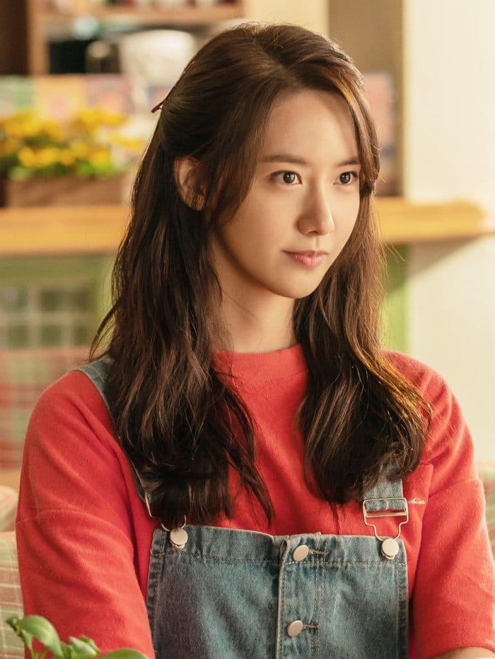 Song Ra Hee dalam film Miracle: Letters to the President yang diperankan oleh YoonA menunjukkan fashion style retro era 80-an. Dalam film, ia menunjukkan rambut panjang bergelombang dan poni tirai yang ikonik./ Foto: metro.style