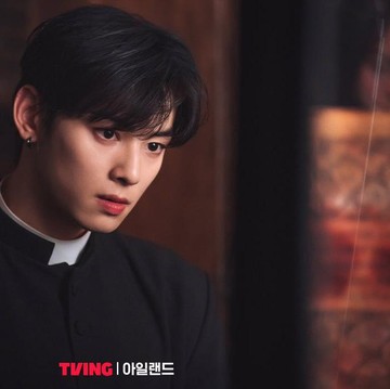 img-title Sukses Membuat Suasana 'Menyayat Hati', Akting Cha Eun Woo Menuai Pujian di Drama Island