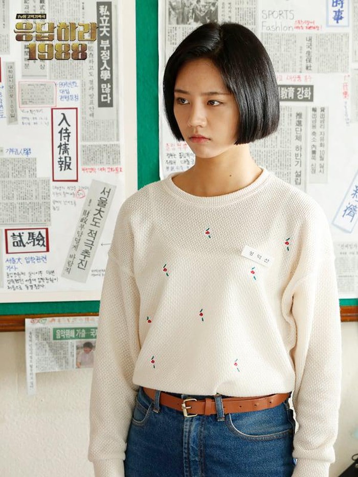 Sung Deok Sun dalam drama Reply 1988 menunjukkan gaya khas 80-an dengan rambut bob pendek. Ia juga memadukan sweater putih yang dimasukkan kedalam celana jeansnya./ Foto: metro.style