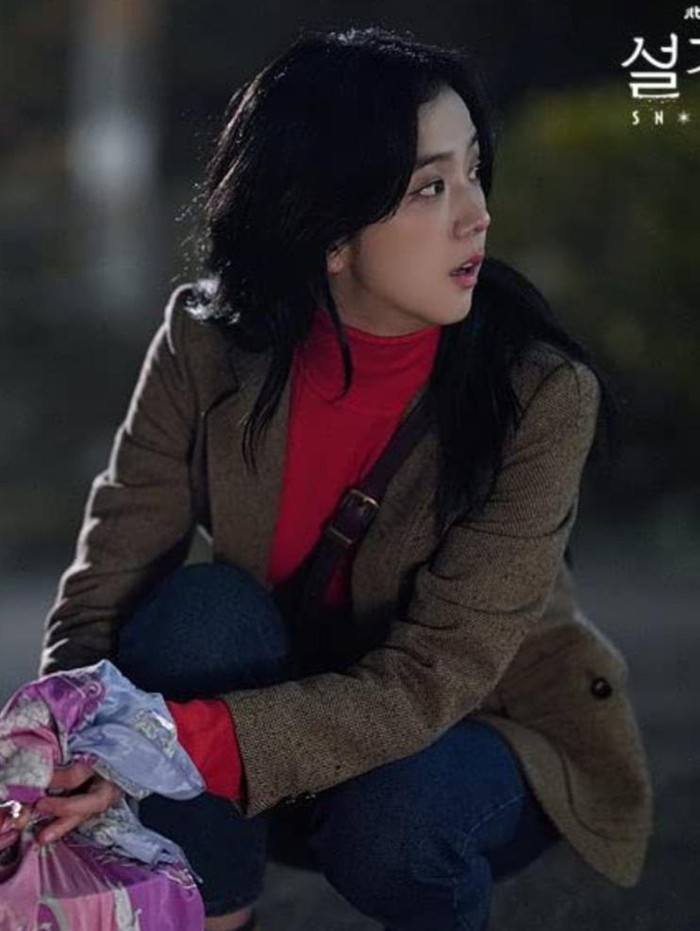 Tampilan Jisoo ketika berperan dalam drama Snowdrop sangat ikonik dan mencuri perhatian, termasuk sweater turtleneck yang dipadukan dengan blazer coklat yang khas. Gaya ini terlihat klasik dan juga cocok dipakai di zaman sekarang./ Foto: imdb.com