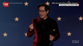 VIDEO: Everything Everywhere All at Once Kuasai Critics Choice Awards