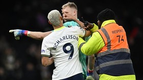 Viral Ramsdale Ditendang Fan Tottenham Usai Arsenal Menang