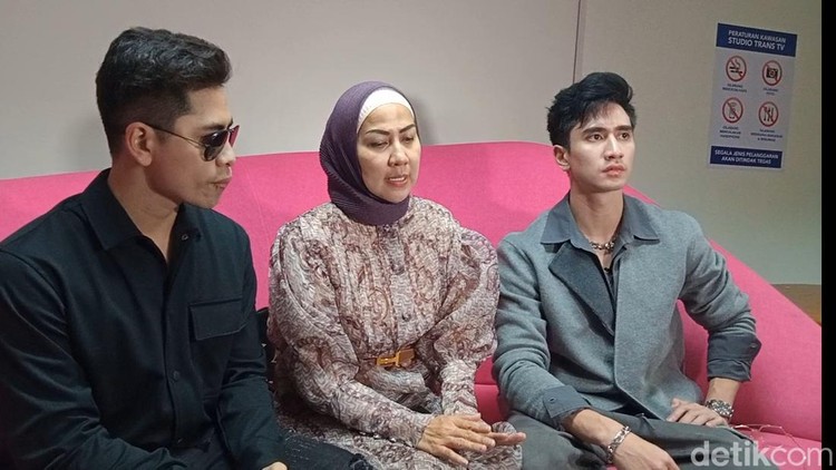 venna melinda Venna Melinda, Verrell Bramasta dan Athala saat ditemui di kawasan Trans TV.