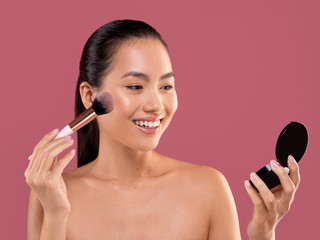 Satu Palet Blush Bisa 3 Fungsi, Ini Cara Pakainya Biar Nggak Salah Teknik