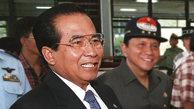 Ketua Umum PSSI periode 1991-1999, Azwar Anas, sudah tiga minggu menjalani perawatan di rumah sakit.