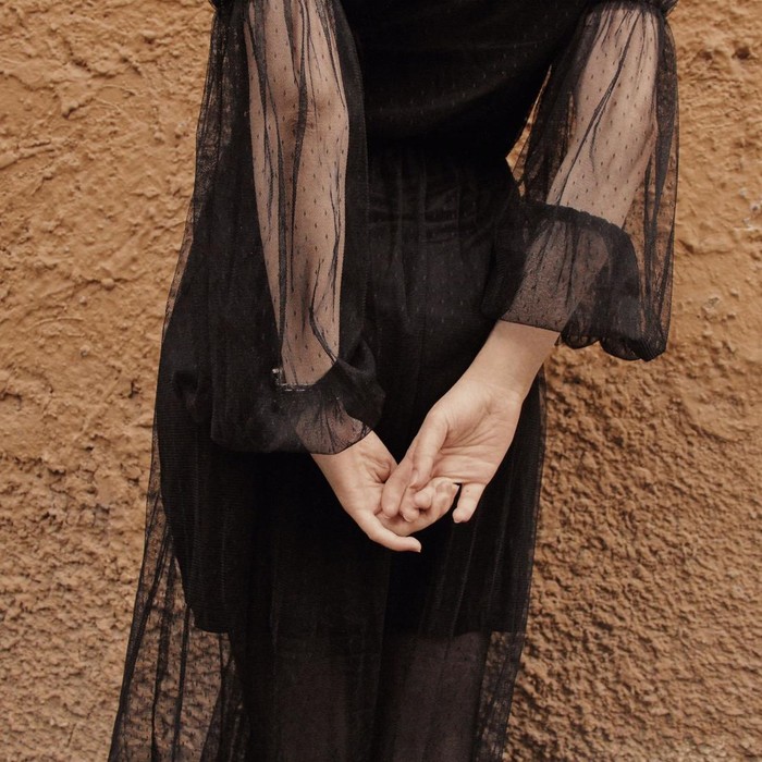 Warna hitam memang memberikan kesan kuat, anggun, berwibawa, dan penuh gaya. Namun, penggunaan terlalu banyak warna hitam yang dipakai terus-menerus justru dapat memberikan efek sebaliknya