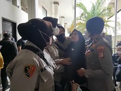 Wanita yang Bikin Heboh Terobos Sidang Kali Ini Tarik Tangan Ferdy Sambo