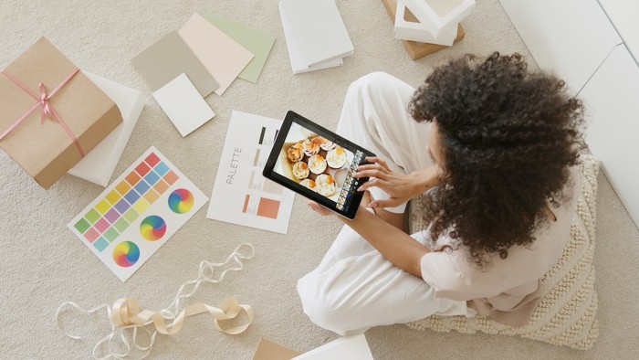 Saat bisnis kita sudah berjalan lancar, otak kita tetap harus berpikir untuk meningkatkan inovasi dalam bisnis/Foto: pexels.com/anna-nekrashevich Saat bisnis kita sudah berjalan lancar, otak kita tetap harus berpikir untuk meningkatkan inovasi dalam bisnis/Foto: pexels.com/anna-nekrashevich