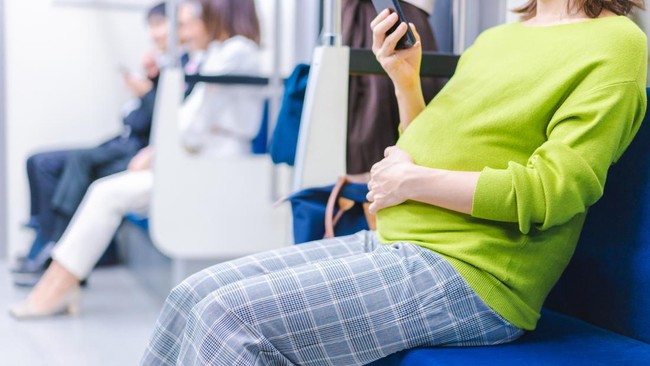 China mempertimbangkan untuk memberikan akses layanan termasuk perawatan kesuburan in-vitro (IVF) kepada perempuan jomlo yang hamil.