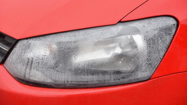 Selain mengganggu visibilitas, headlamp mobil berembun juga mengganggu penampilan mobil Anda. Berikut ini penyebab headlamp mobil berembun.