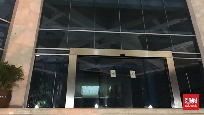 Sejumlah lampu di dalam Gedung DPRD DKI Jakarta dimatikan, Selasa (17/1) malam. Hal ini diduga terkait dengan penggeledahan yang dilakukan KPK.