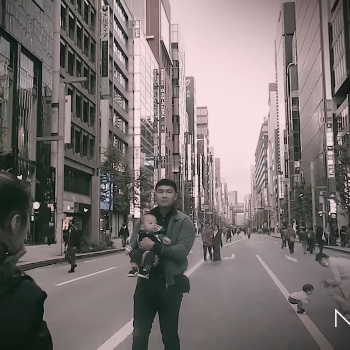 <p>Tak lupa, Nikita Willy dan Indra Priawan mengabadikan momen liburan di Jepang bersama putra mereka. Keduanya berfoto ketika sedang berjalan-jalan di kawasan kota. (Foto: YouTube Nikita Willy Official)</p>