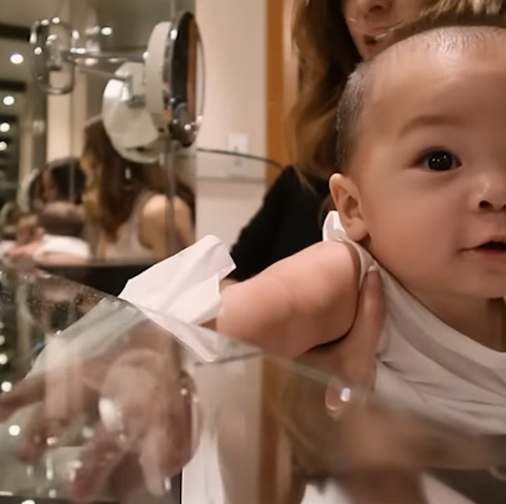 <p>Sebelum berangkat jalan-jalan, Nikita Willy tak lupa mengurus Baby Izz terlebih dahulu. Ia memandikan sendiri putranya di kamar hotel. Tak sedikit netizen yang memuji Nikita karena mau mengurus anak sendiri meski sedang repot berlibur. "Salut sm Nikita wilicantik Kaya pinter, tapi GA sombong ngurus anak sendiri, masyallah tabarokawllah," kata akun Aniz An******ar. (Foto: YouTube Nikita Willy Official)</p>
