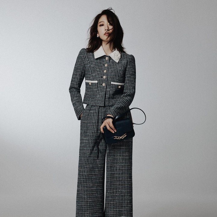 <p>Wah, penampilan Park Shin Hye yang langsung kembali ke bentuk tubuh sebelum melahirkan benar-benar membuat kita kagum ya, Bunda. (Foto: Instagram @ssinz7)</p>
