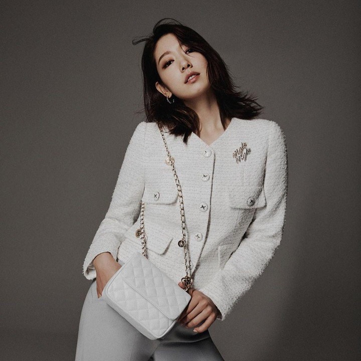 <p>Enggak hanya memuji penampilan, para penggemar juga tampak enggak sabar menunggu Park Shin Hye kembali berakting nih, Bunda. Bunda juga ikut menunggu proyek akting Park Shin Hye selanjutnya? (Foto: Instagram @ssinz7)<br /><br /><br /></p>