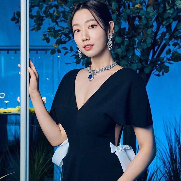 <p>Bagaimana tidak, bintang drama Korea terkenal <em>The Heirs</em> ini tampil dengan bentuk tubuh ramping dan semakin menawan. Hal tersebut dibuktikan dengan beberapa foto yang ia bagikan melalui akun media sosial Instagram pribadi. (Foto: Instagram @ssinz7)<br /><br /><br /></p>